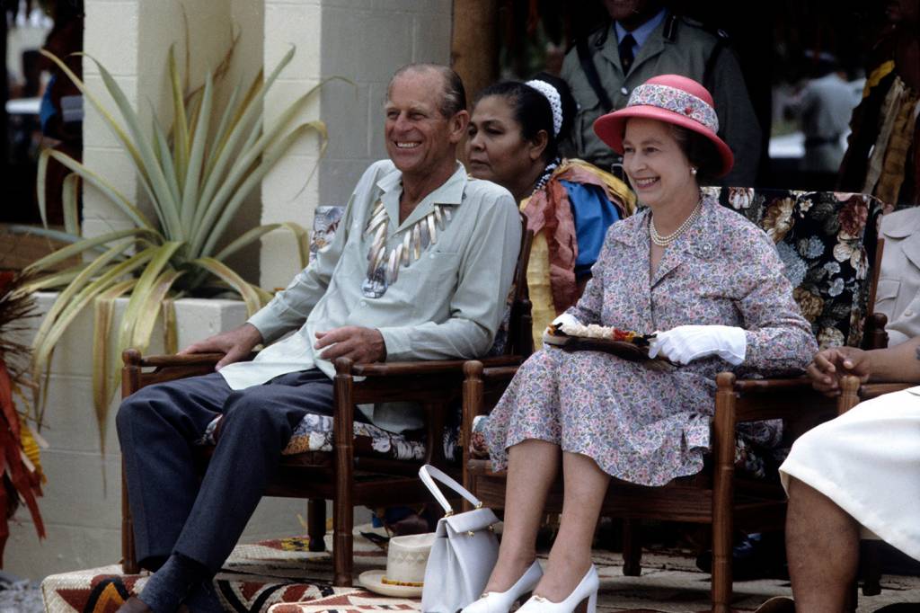 Philip e Elizabeth II assistindo dan&ccedil;arinos em Tuvalu, em 1982 -