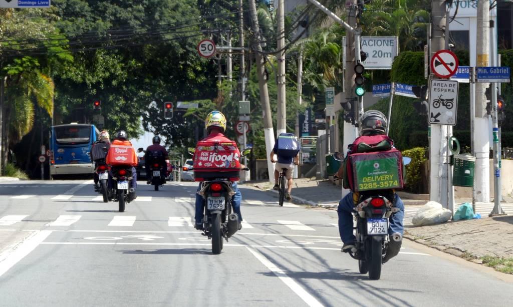 Isolamento – São Paulo Motoboys na Avenida Ibrapuera, em São Paulo, durante o feriado prolongado