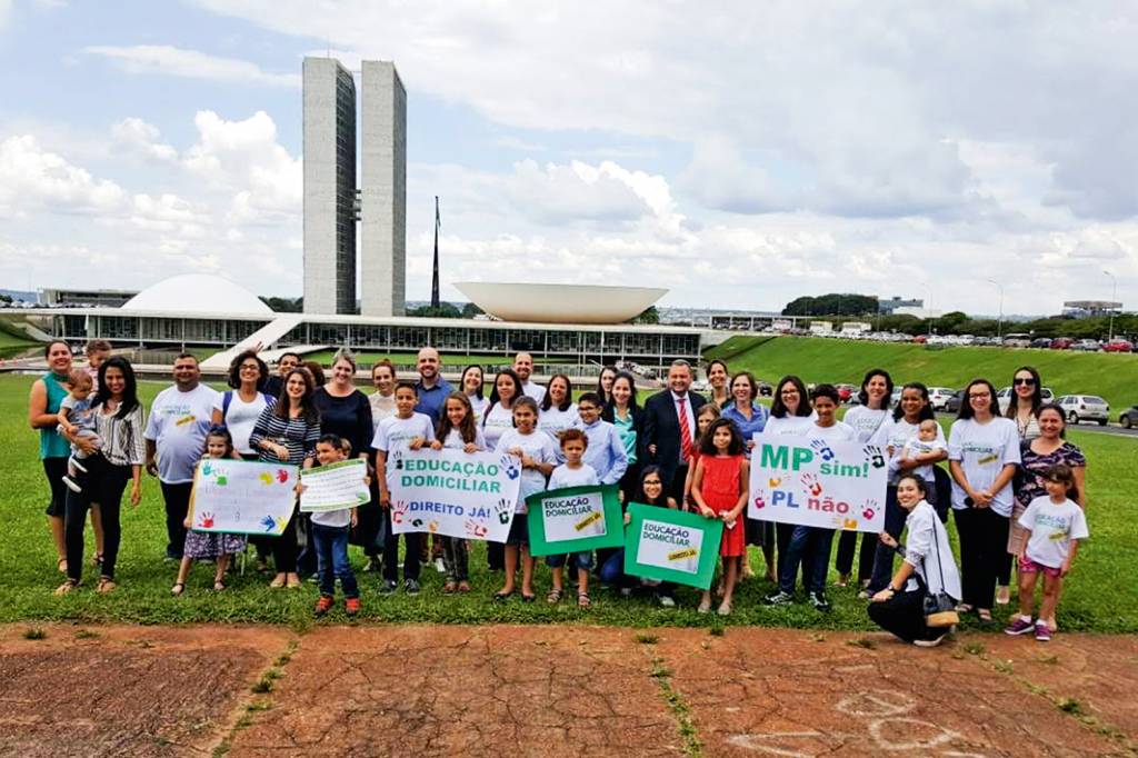https://www.familiadetrigo.com.br/2019/04/ COBRANÇA - Manifestação pela educação doméstica em frente ao Congresso: promessa bolsonarista -