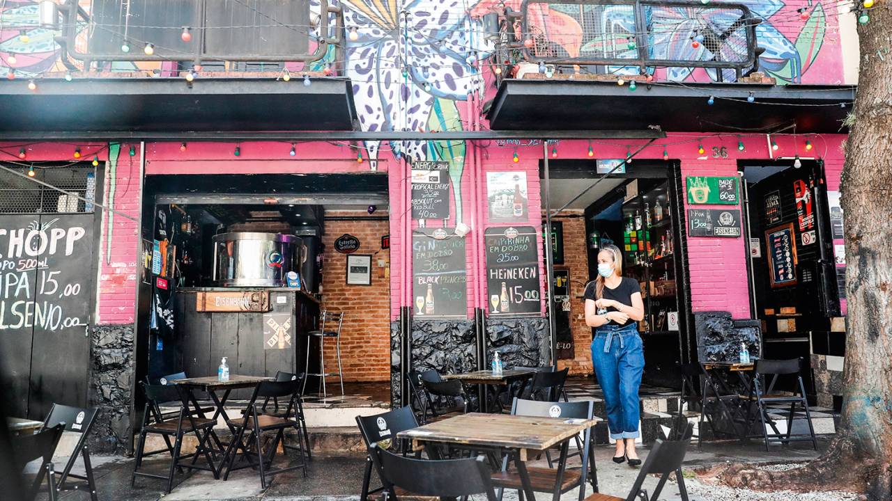 AOS POUCOS - Rua em São Paulo: restaurantes abertos, mas ainda vazios -