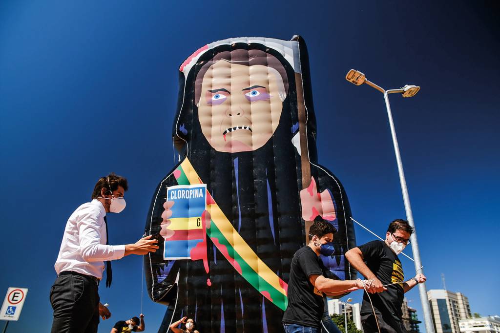 Manifestantes inflam um boneco chamado de Capitão Cloroquino ***ATENÇÃO - USO RESTRITO - PAGAMENTO POR REUTILIZAÇÃO***