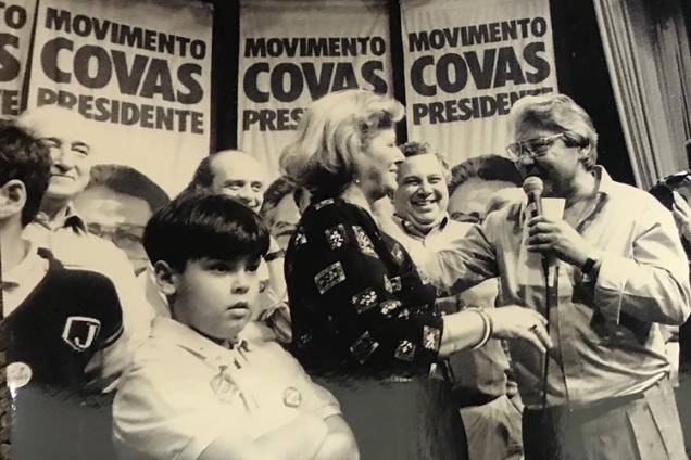 Covas, ainda criança, ao lado de Mário Covas, durante a campanha presidencial do avô em 1989 - Covas, ainda criança, ao lado de Mário Covas, durante a campanha presidencial do avô em 1989 -