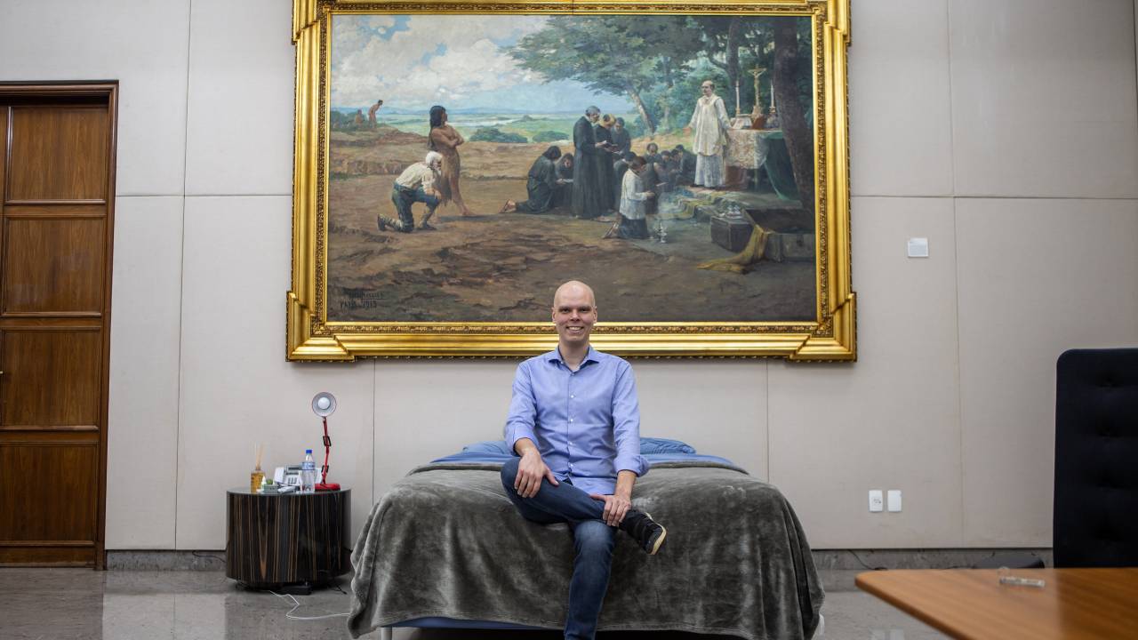 O Prefeito Bruno Covas tirou a cama da própria casa e passou a dormir no seu gabinete na prefeitura da cidade -