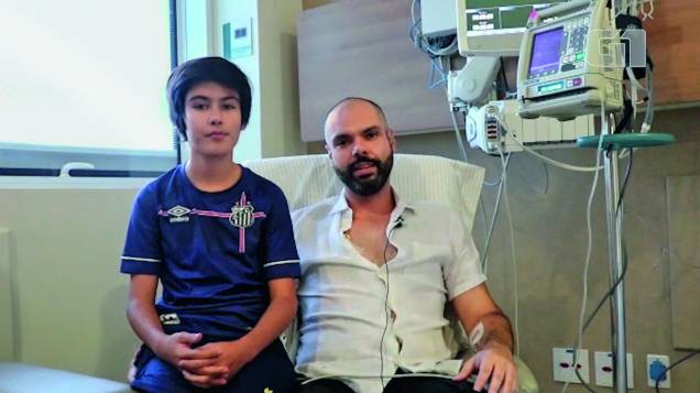 Bruno Covas, com filho no hospital, enquanto passava pela 1ª quimioterapia - Bruno Covas, com filho no hospital, enquanto passava pela 1ª quimioterapia -