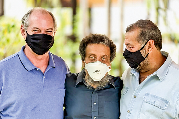 REAÇÃO - Ciro Gomes, com João Santana e Carlos Lupi, presidente do PDT: críticas a Lula -