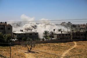 Fumaça vista após ataque aéreo israelense na região de Rafah, Gaza. 18/05/2021