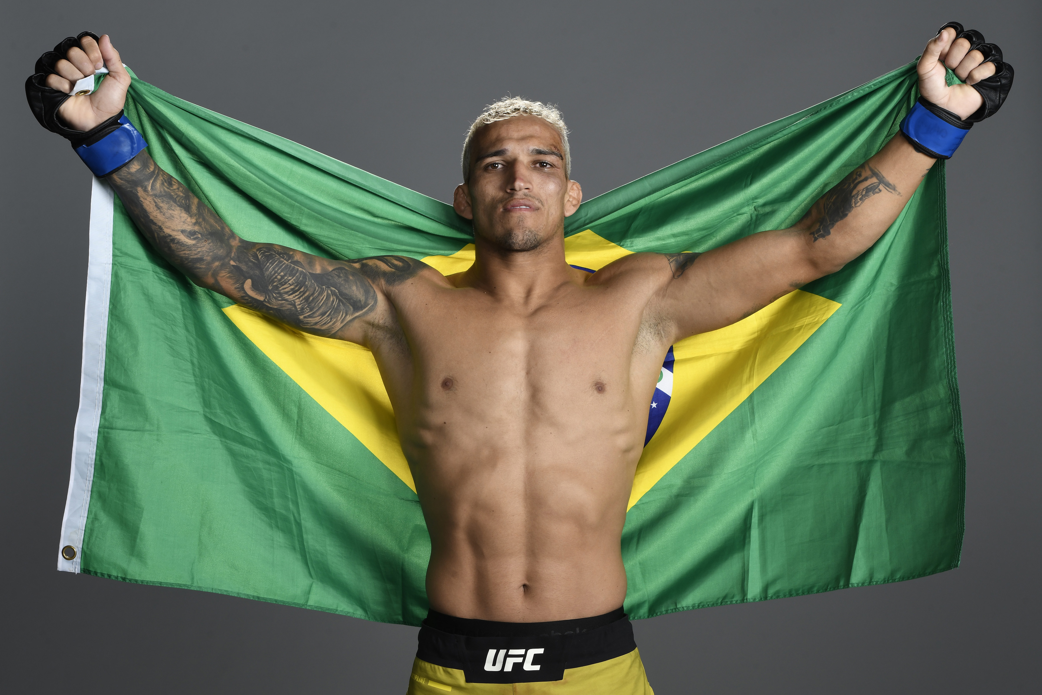 História do campeão de MMA Charles Oliveira vai virar filme