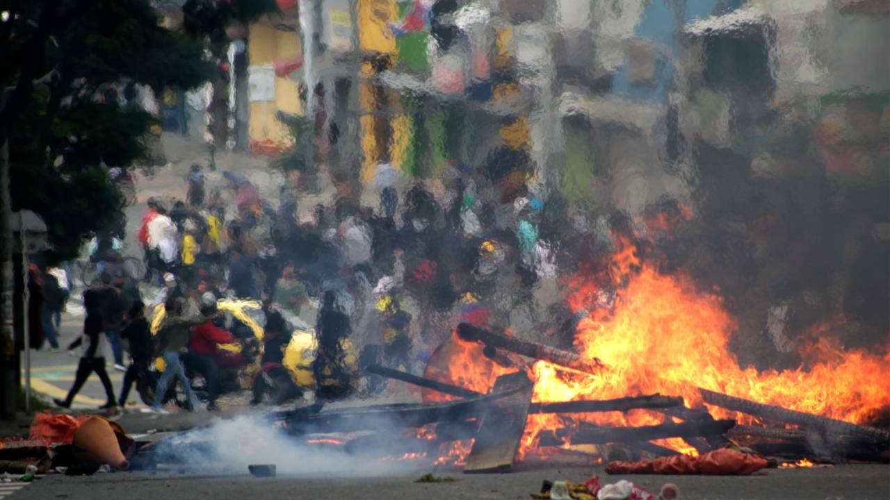 Manifestantes entram em confronto com a polícia e incendeiam objetos durante protestos em Medelín, na Colômbia - 05/05/2021