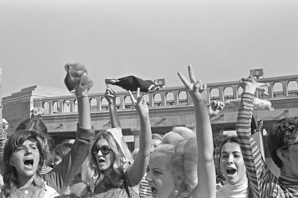 GettyImages-939585944.jpg PROTESTO - EUA, 1968: mulheres ensaiam a queima da peça “opressora” -