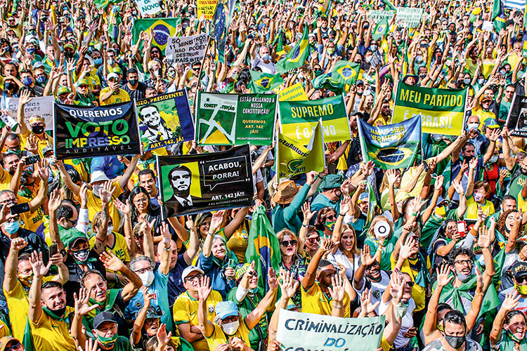 Bolsonaro mantém dianteira para 2022, mas com favoritismo sob ameaça