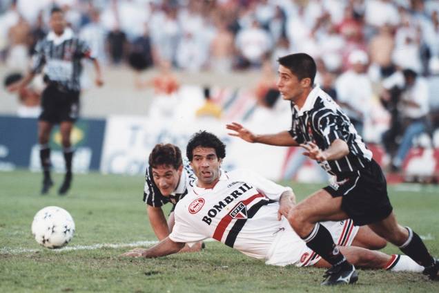 Sylvinho, Gamarra, e Rai durante a finalíssima do Campeonato Paulista, no Estádio do Morumbi - Sylvinho, Gamarra, e Rai durante a finalíssima do Campeonato Paulista, no Estádio do Morumbi -