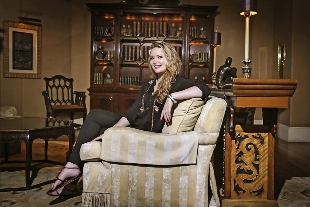 Sarah-J.-Maas-Escritora-3.jpg FENÔMENO - Sarah J. Mass: sua saga é um Game of Thrones açucarado que faz sucesso mundial e vai virar série de TV -