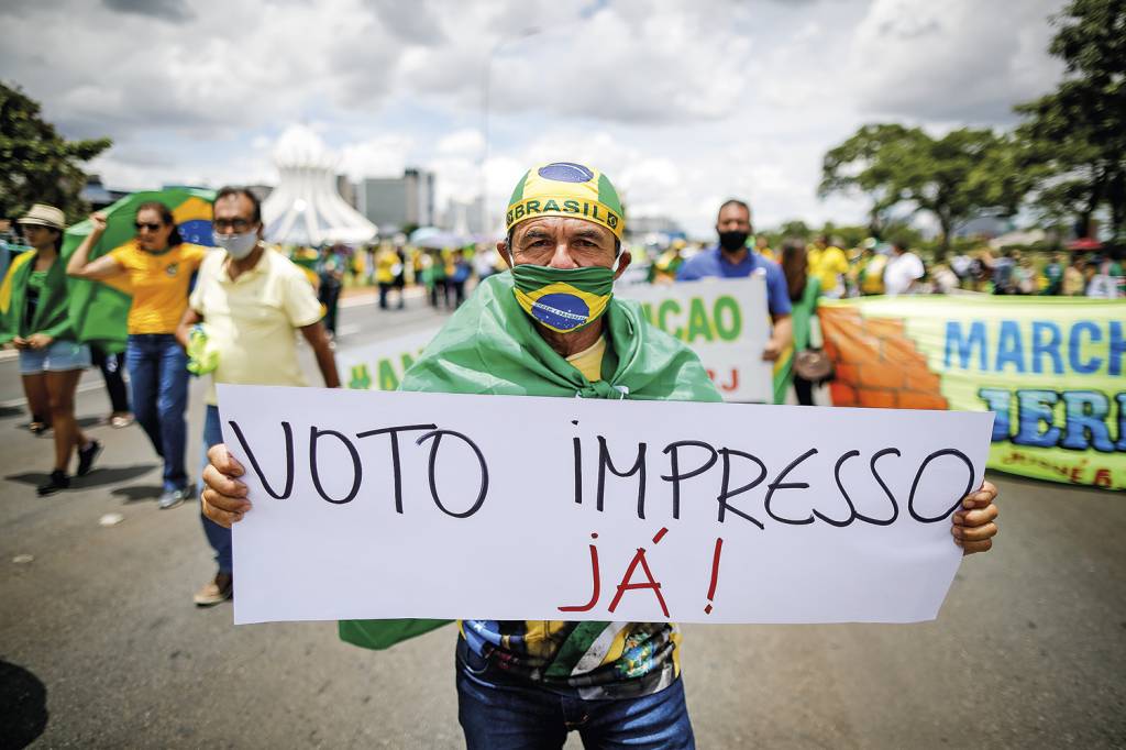 Bolsonaristas trazem (de novo) o voto impresso à pauta da Câmara