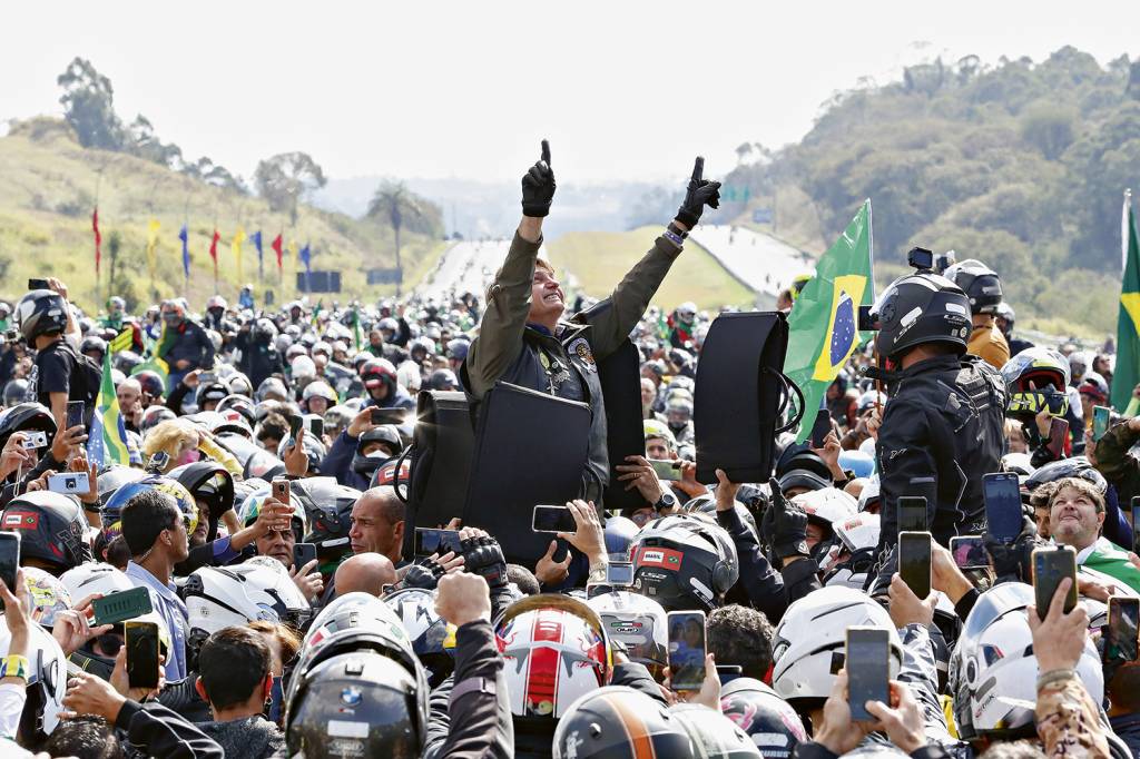 Bolsonaro-motociata-acelera-pra-jesus_51242648361_o.jpg REAÇÃO - O capitão na “motociata” em São Paulo: a retomada econômica deverá ajudá-lo em 2022 -