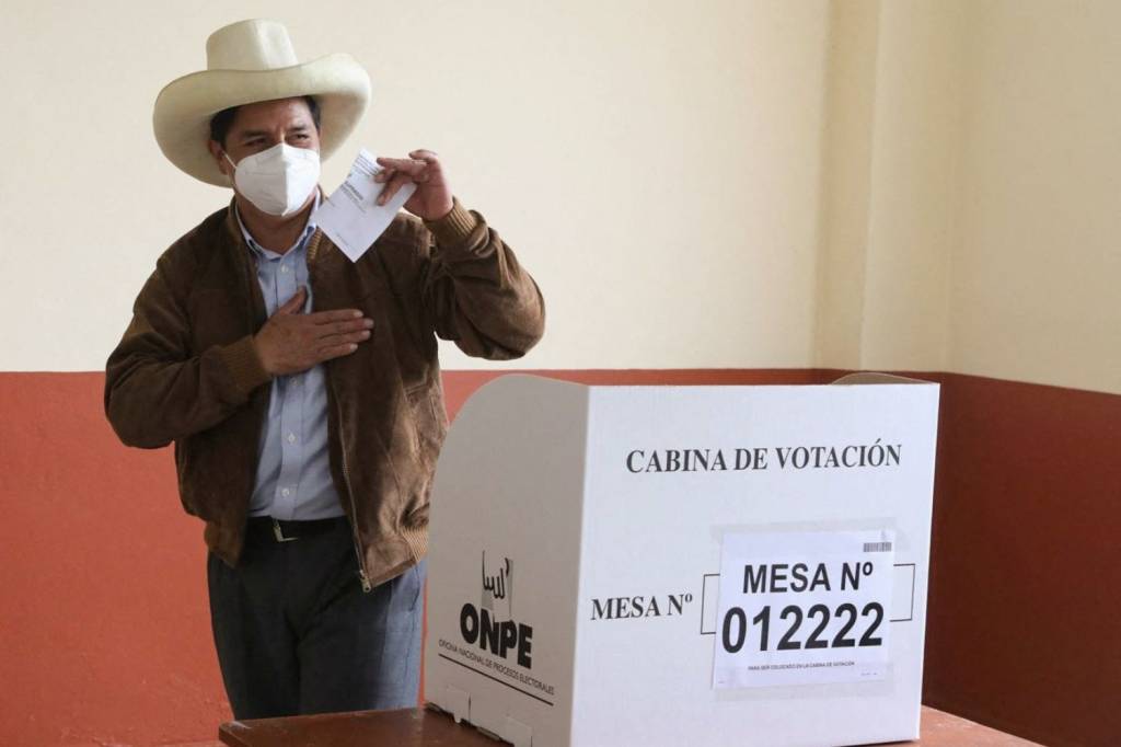 Antes do fim da apuração, Castillo se declara vencedor no Peru