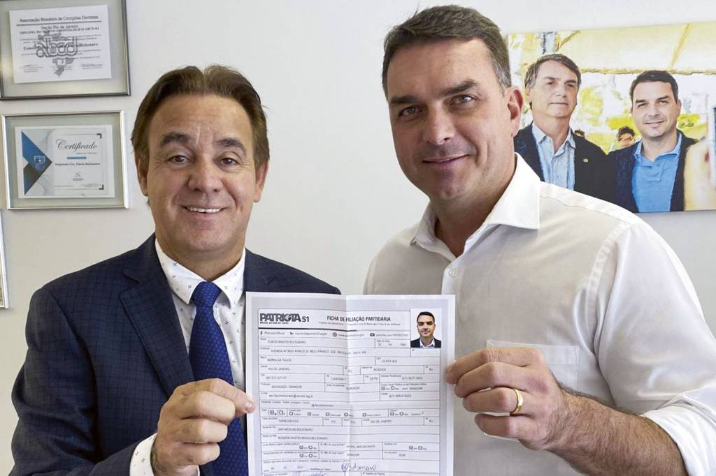 FLAVIO-BOLSONARO-FILIAÇAO-AO-PATRIOTA.jpg ARTICULADOR - Flávio e Adilson Barroso, do Patriota: preparando o terreno para o ingresso do pai na legenda -