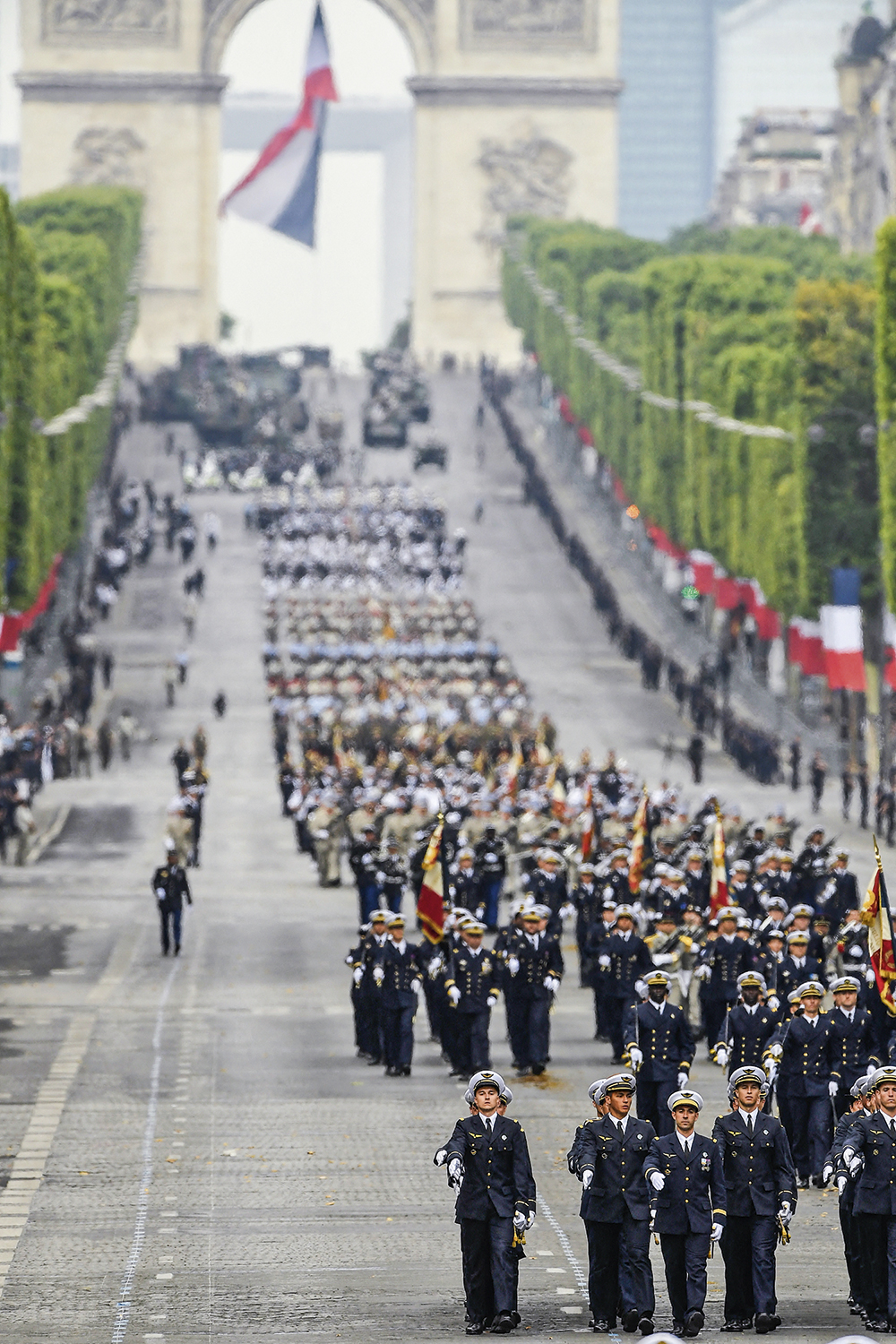 FRANÇA-MILITARES-DESFILE.jpg VOZ ATIVA - Alerta: militares descontentes falam em ameaça de “guerra civil” -