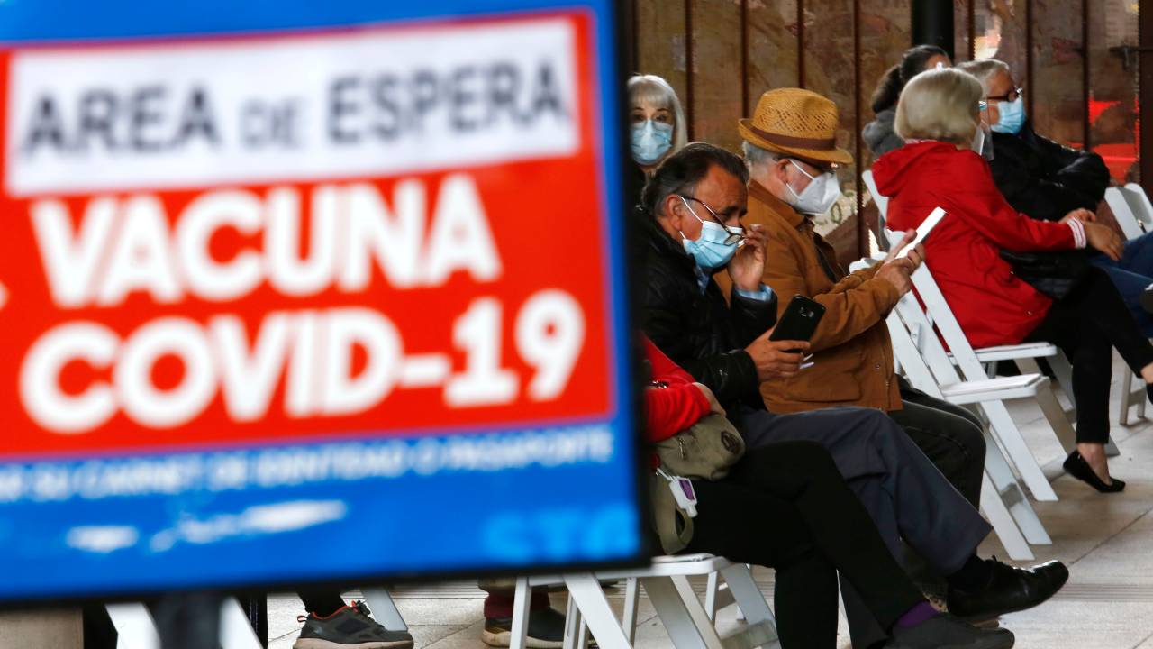 Fila para vacinação em Santiago, Chile