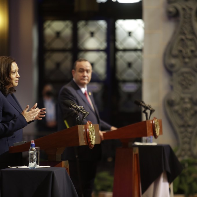 ‘Não venham’ aos EUA, diz Kamala Harris a imigrantes da América Central