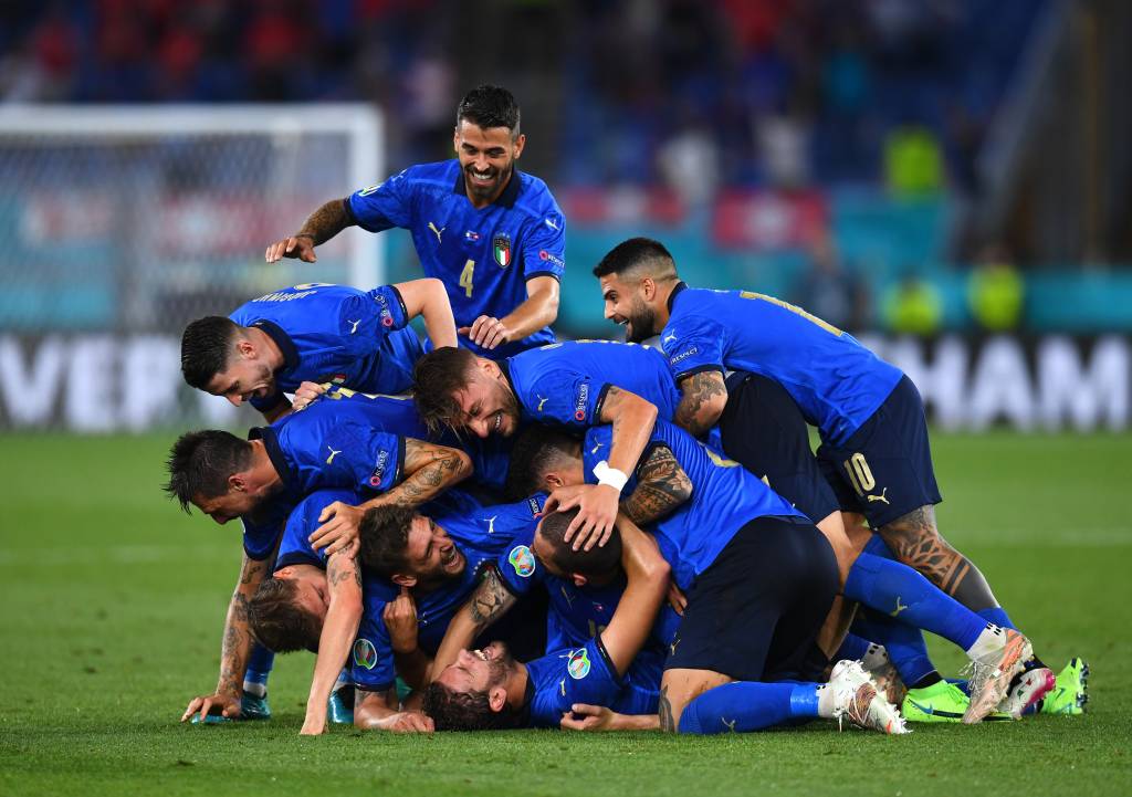 Jogadores da Itália celebram gol de Manuel Locatelli contra a Suíça, em Roma
