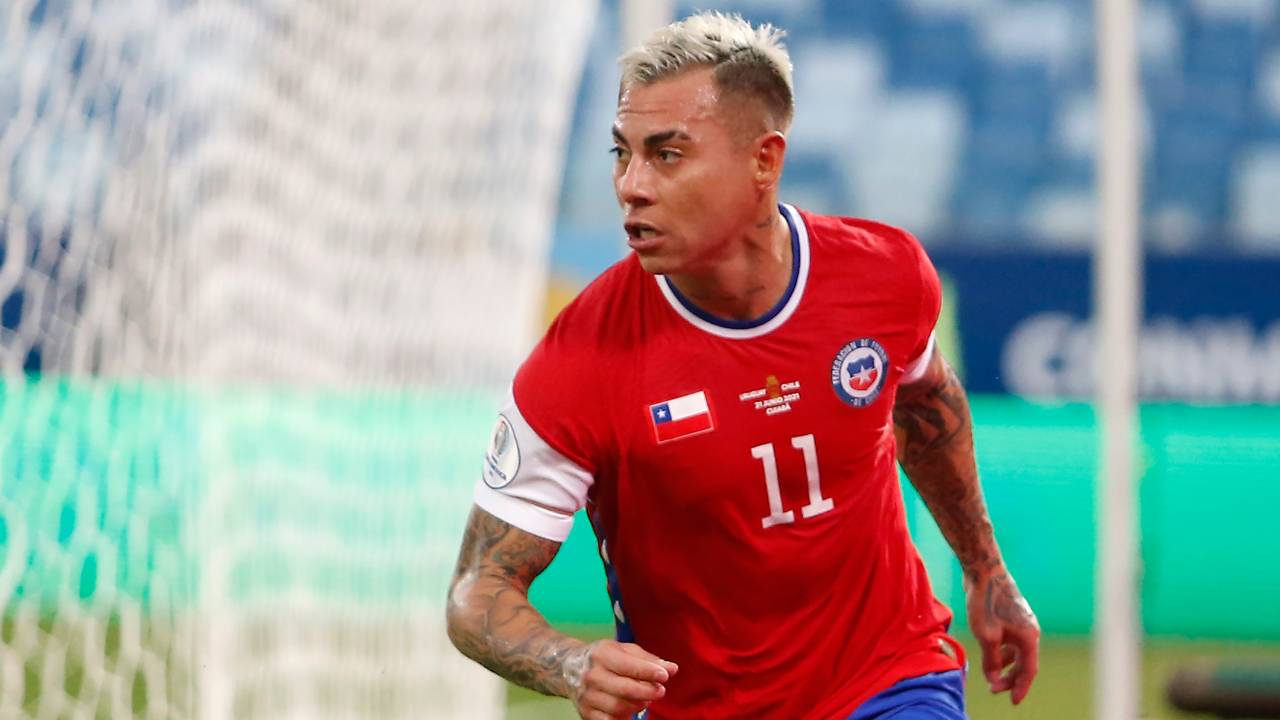 Vargas marcou o gol chileno, com o símbolo da Nike coberto por bandeira do país