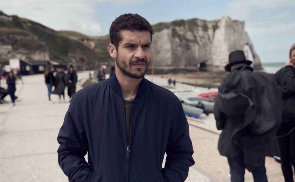 Lupin-Season-2-What-to-Expect O personagem Youssef Guedira em cena da série 'Lupin'