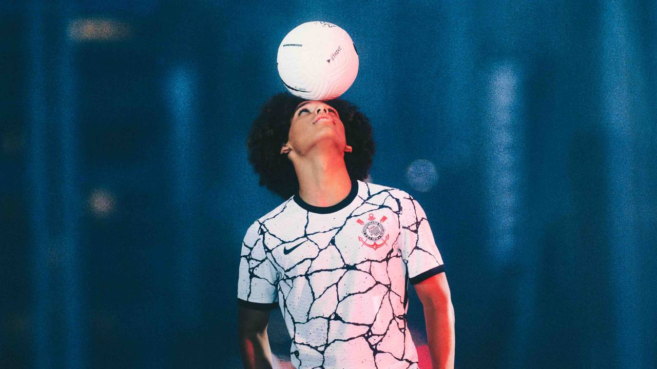 Guilherme Biro, jovem jogador do Corinthians, posa com a nova camisa