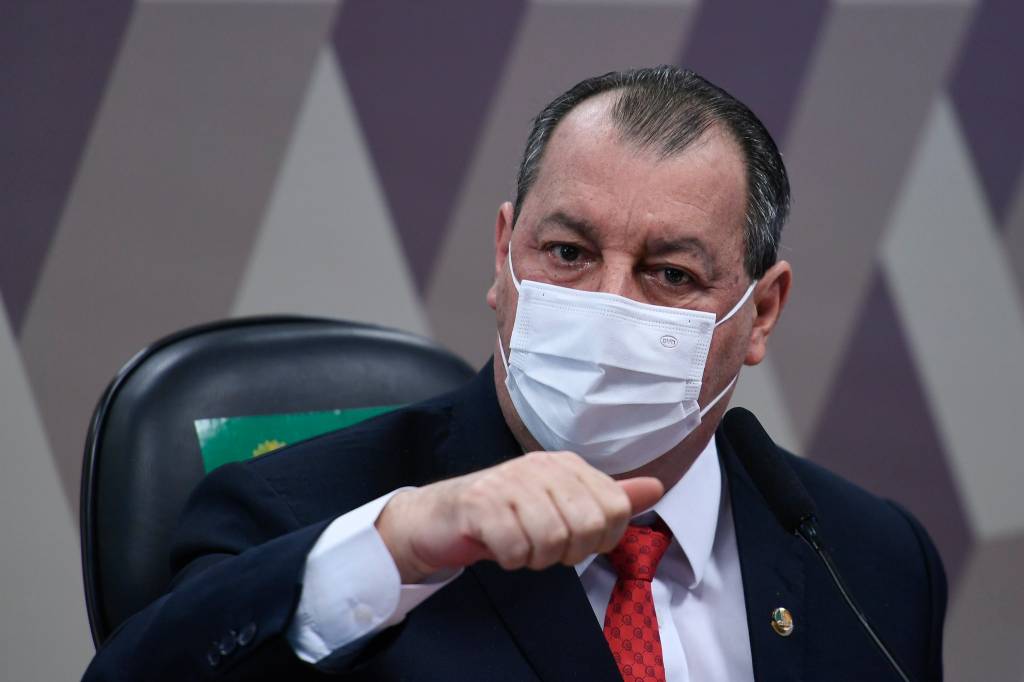CPI da Pandemia: Omar pede retenção do passaporte de Carlos Wizard