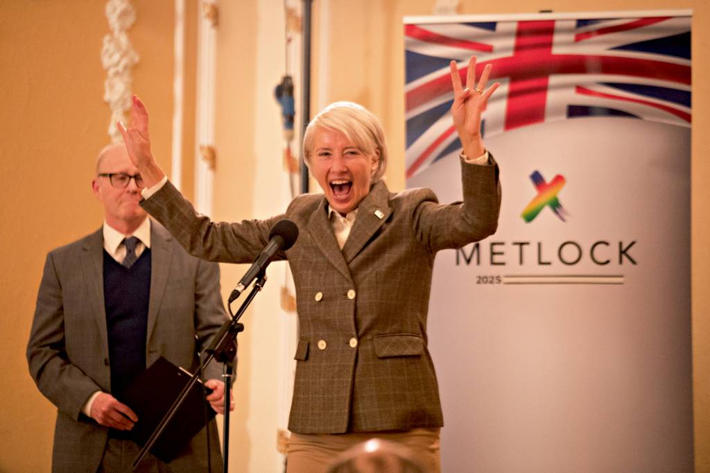 SERIADO YEARS AND YEARS 002.jpg SERIADO YEARS AND YEARS - A atriz Emma Thompson interpreta uma política descaradamente mentirosa que faz de tudo para se tornar primeira-ministra de um Reino Unido empobrecido e decadente -