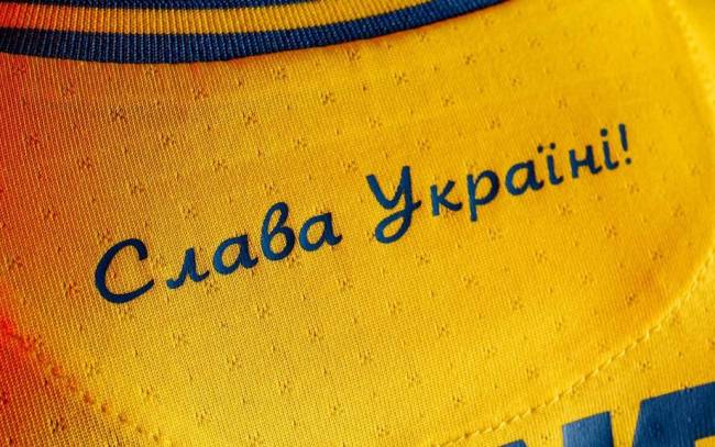 Ucrania O slogan: “Glória à Ucrânia! Glória aos heróis!” na camisa da Ucrânia