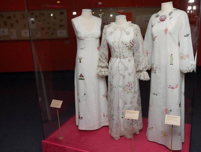 MARTA NA MOSTRA ZUZU ANGEL Alguns dos vestidos icônicos da estilista Zuzu Angel