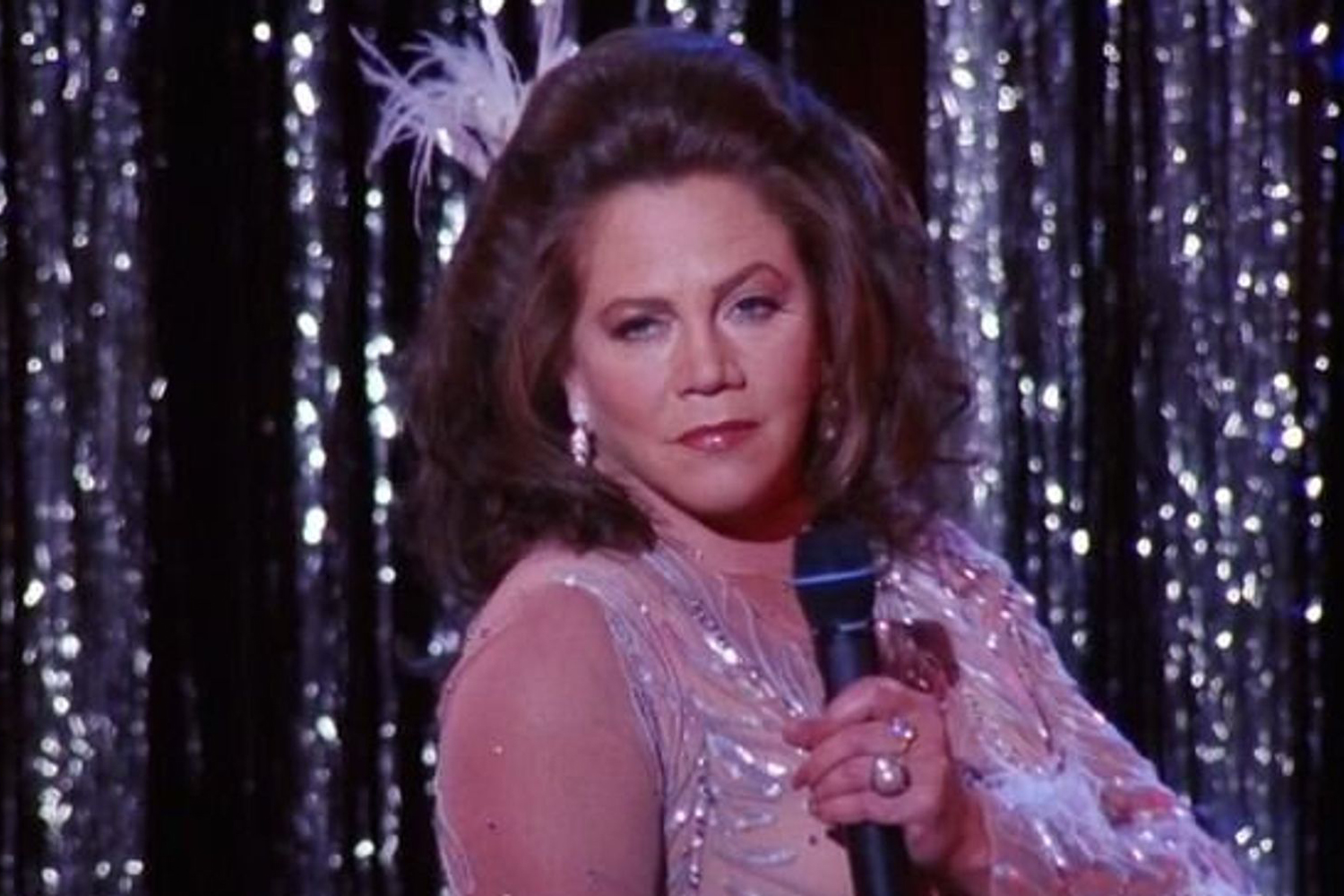 A atriz Kathleen Turner como o pai transformista de Chandler, na s&eacute;rie 'Friends'