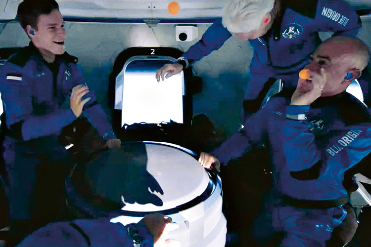 PASSEIO -&ensp;Bezos arremessa uma bola na aus&ecirc;ncia de peso: tr&ecirc;s minutos flutuando -