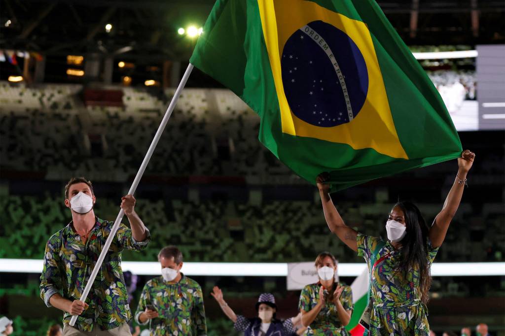 Bruno Mossa Rezende (e) e Ketleyn Quadros lideram a delega&ccedil;&atilde;o brasileira durante a cerim&ocirc;nia de abertura dos Jogos Ol&iacute;mpicos 2020, no Est&aacute;dio Ol&iacute;mpico, T&oacute;quio -