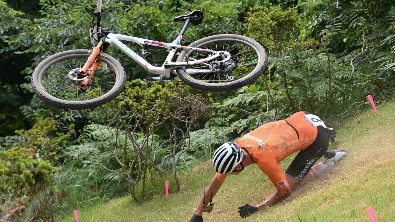 Mathieu Van Der Poel, da Holanda, sofre um acidente durante a prova de cross-country -