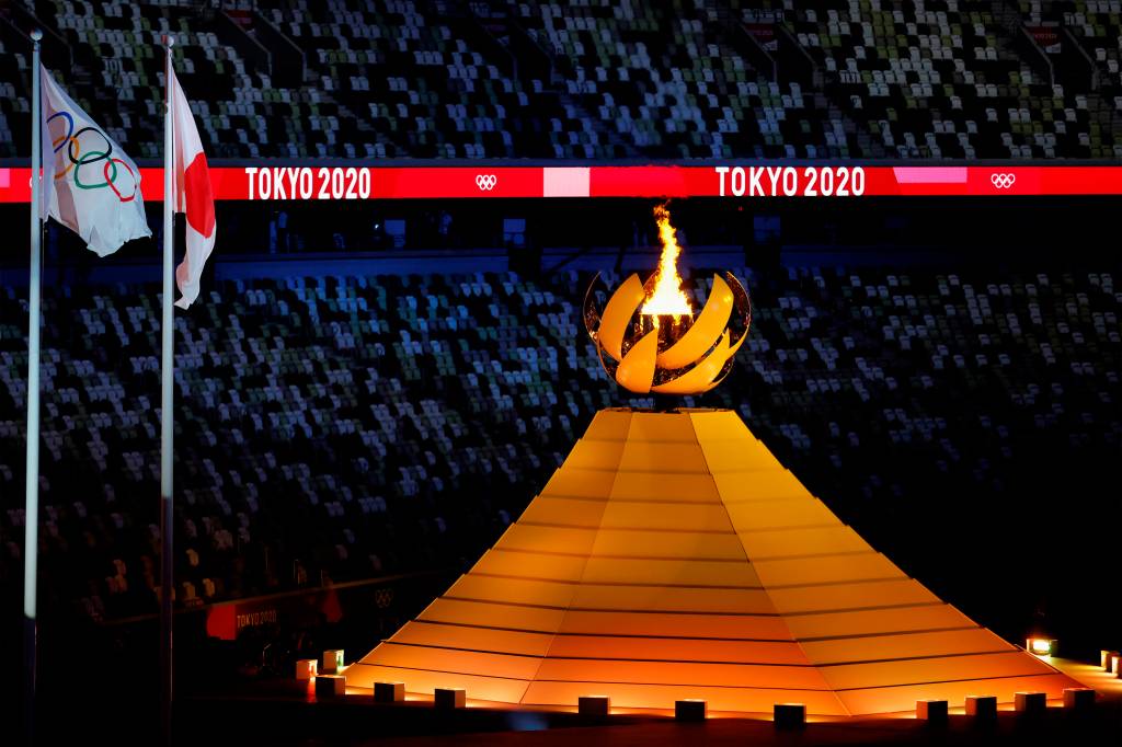 Vista da Pira Ol&iacute;mpica acesa durante a cerim&ocirc;nia de abertura dos Jogos Ol&iacute;mpicos de T&oacute;quio 2020 -