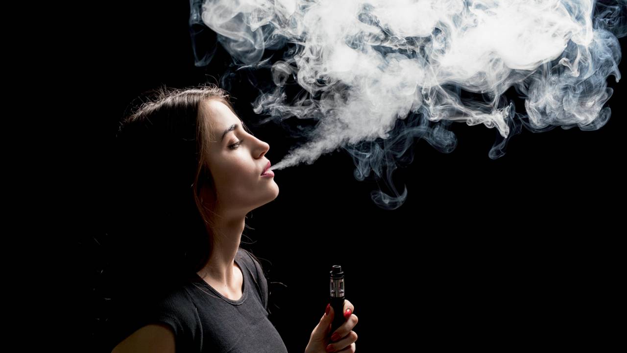 GLAMOUR - Baforada do vape: imagem perfeita para ser postada e apreciada nas redes sociais -