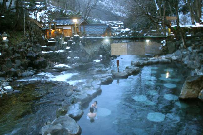 JAPON-BALNEARIOS TOK02. TOKIO, 27/12/07.- Miles de japoneses aprovechan la Navidad para escapar del bullicio de las grandes urbes y sumergirse en las aguas termales de sus populares balnearios, los onsen, una forma de relajación milenaria que vive con el frío su mejor momento. Cuando las temperaturas comienzan a descender en todo Japón arranca la temporada alta en estos balnearios naturales distribuidos por todo el país, que suman más de 3.000 establecimientos gracias a la actividad volcánica que bulle bajo el archipiélago nipón. En la foto el onsen Takaragawa, uno de los mayores y más hermosos balnearios al aire libre del país. Este onsen, que suma más de cien años de tradición, se enclava en un estrecho valle entre montañas, repartido entre las dos orillas de un riachuelo, en la provincia de Gunma, a un par de horas de Tokio. EFE/Juan Palop