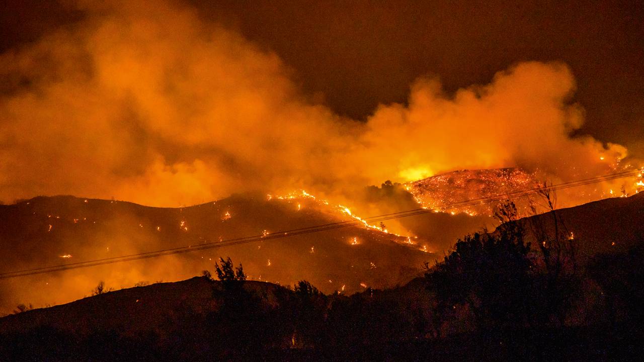 INFERNO - Chipre: incêndio gigante varre as florestas e ameaça cidades em meio à intensa onda de calor -