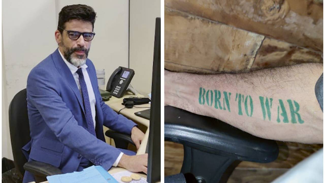 BASE DA PIRÂMIDE - Saraiva em sua sala em Volta Redonda: a tatuagem diz “Nascido para a guerra”, mas ele se define agora como “exército de um homem só” -