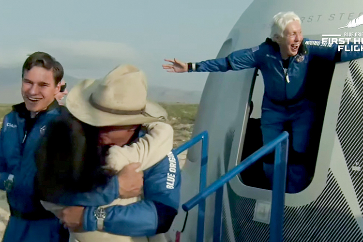 RETORNO DO ESPA&Ccedil;O -&ensp;Daemen, Bezos (de chap&eacute;u) e Wally Funk (no fundo): o mais jovem, o mais rico e a mais idosa -