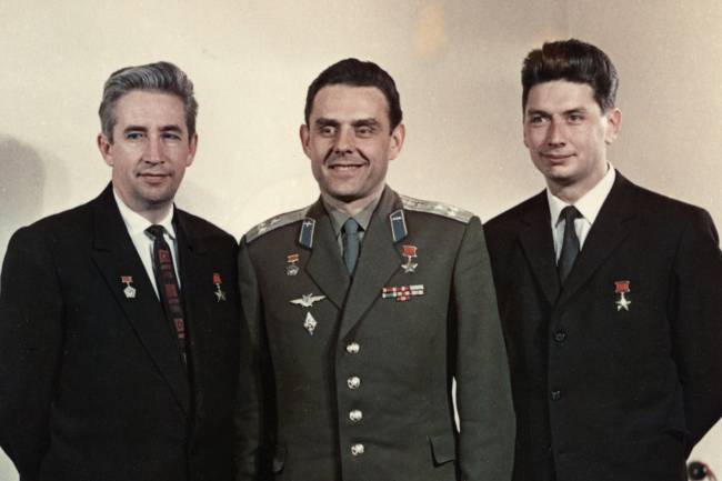 Voskhod 1, soviet cosmonauts (l to r) constantine feoktistov, vladimir komarov, and boris yegorov in 1964. Os cosmonautas Constantine Feoktistov, Vladimir Komarov, e Boris Yegoro, em 1964 -