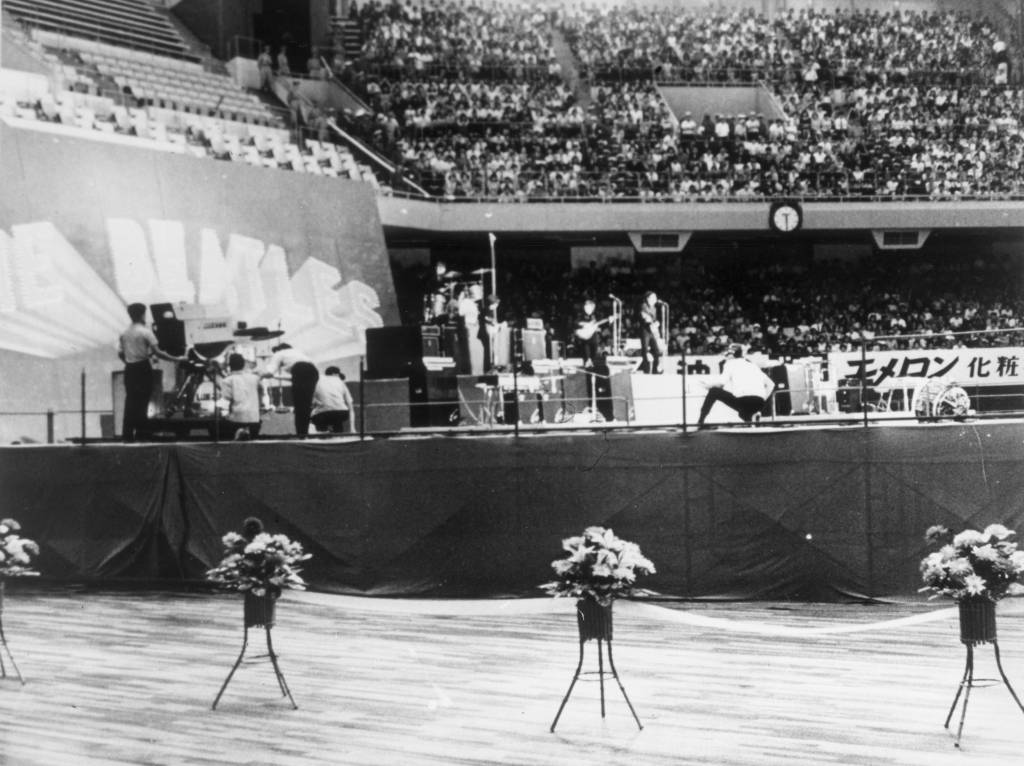 The Beatles World Tour 1966 – 2nd concert at the Budokan Hall (Martial Arts Hall), Tokyo 1st July 1966. Camera crew set Os Beatles se apresentam no Budokan, no Japão, em 1966