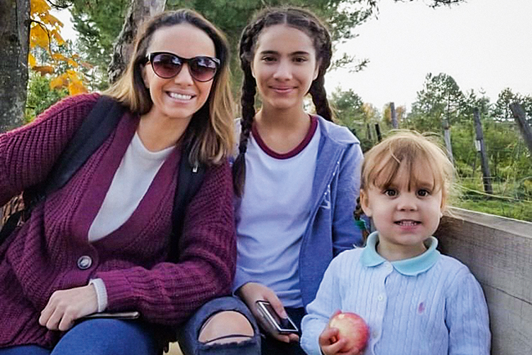 MARIA CALORINA MARON-CANADA-ARQUIVO PESSOAL.JPG Maria Carolina e suas duas filhas em Quebec -
