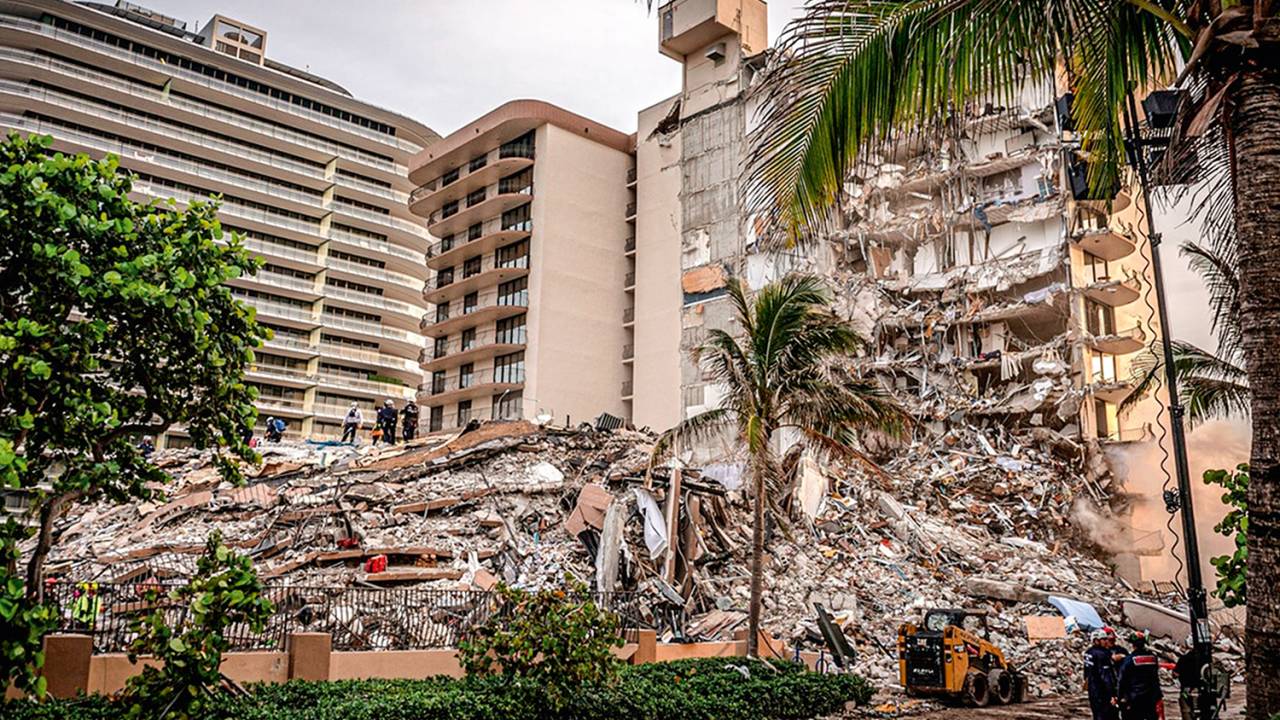 DESOLAÇÃO - Escombros no condomínio Champlain Towers: estruturas danificadas -