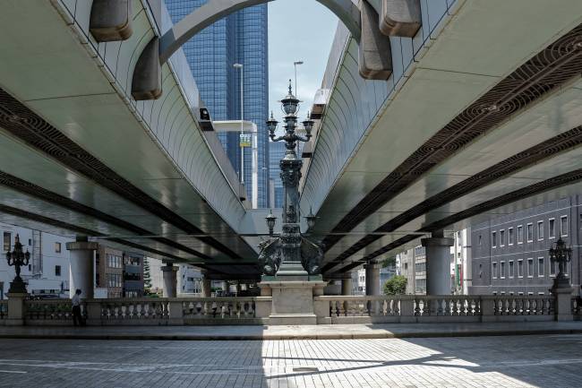 Nihonbashi – Carlos Kato As pistas elevadas da Via Expressa Metropolitana de Tóquio encobrem o céu de Nihonbashi -