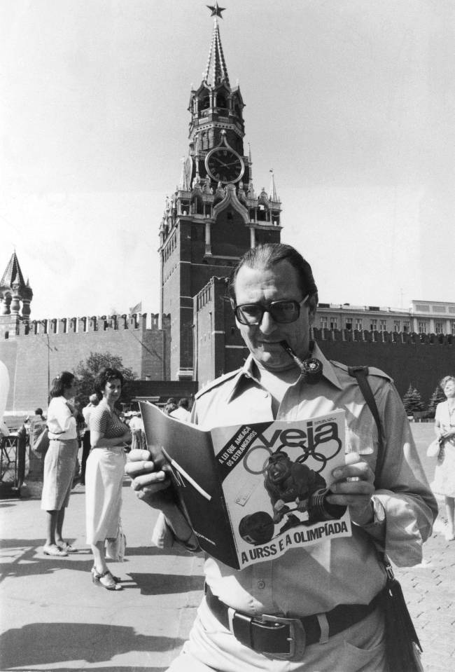 Roberto Civita na Praça Vermelha, com a VEJA: 