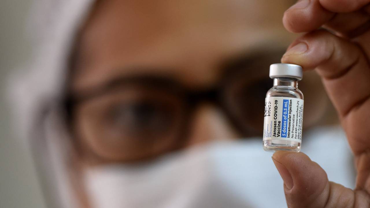 Agente de saúde observa frasco com dose da vacina Janssen, em Campinas