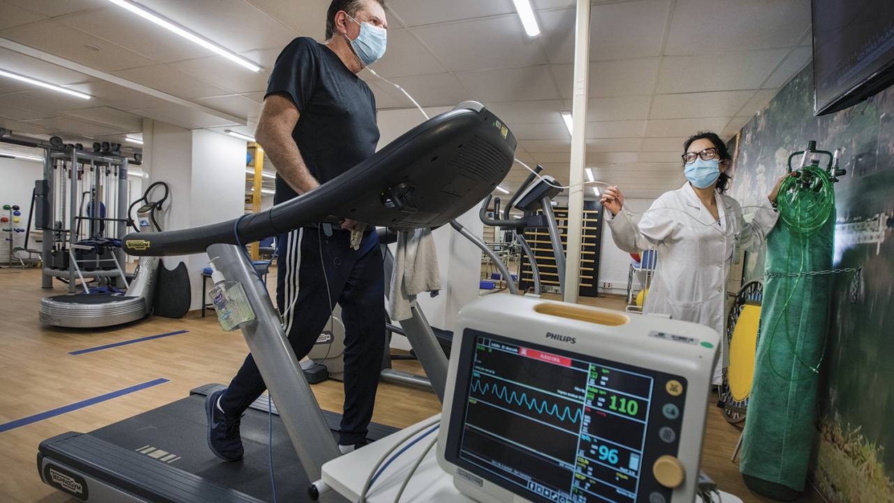 DISCIPLINA - Iorio na reabilitação: depois de cinco meses, ele ainda precisa de oxigênio para andar na esteira -