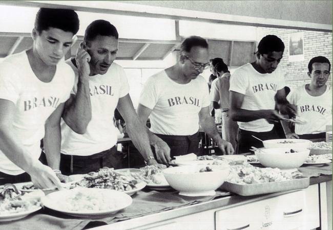 O Neno, de óculos, ao centro, no bandejão da Vila Olímpica de Roma, em 1960 O Neno, de óculos, ao centro, no bandejão da Vila Olímpica de Roma, em 1960